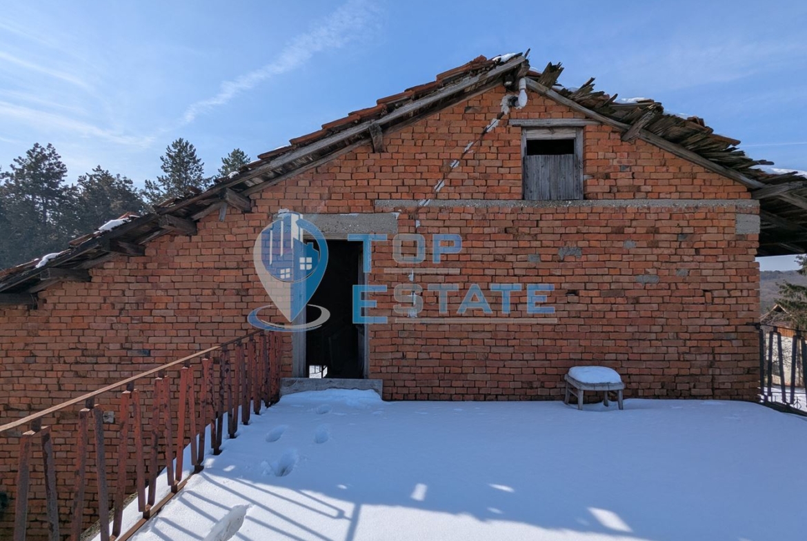 Двуетажна масивна къща с красива гледка в град Борово, област Русе - 0