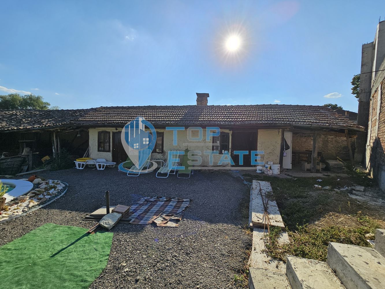 Двуетажна къща на груб строеж с втора къща и басейн с панорама в село Леденик - 0