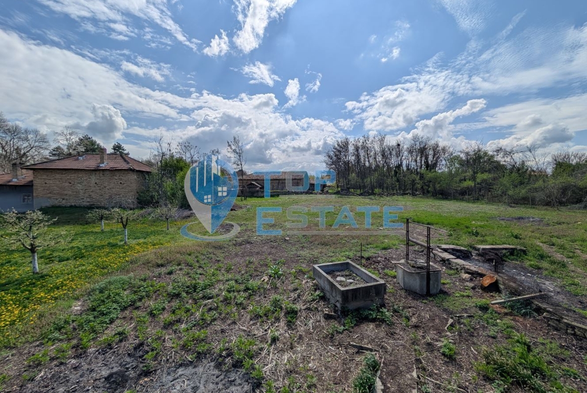 Двуетажна къща с голям двор и кладенец в село Иванча - 0