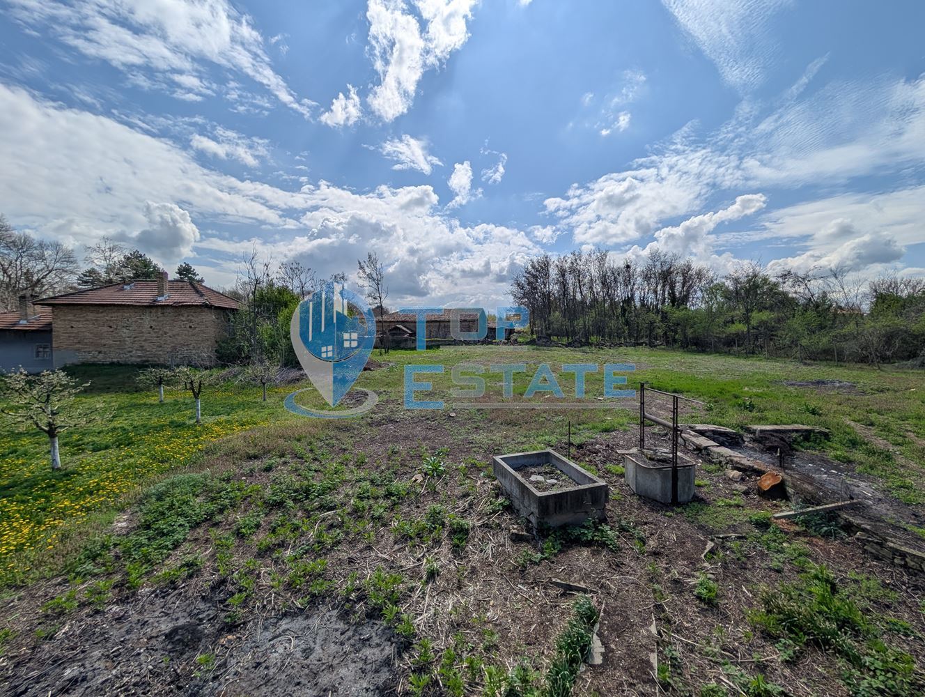 Двуетажна къща с голям двор и кладенец в село Иванча - 0