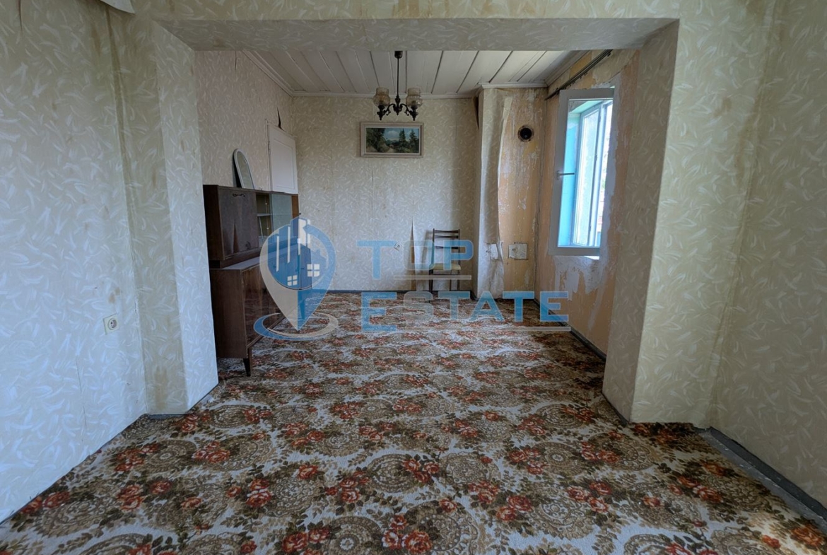 Двуетажна тухлена къща в село Драгижево, област Велико Търново - 0