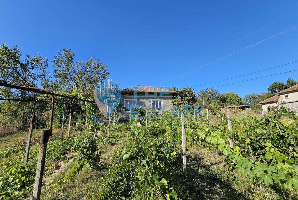 Тухлена къща с вътрешна тоалетна, гараж и голям двор в село Българско сливово, област В. Търново - 0