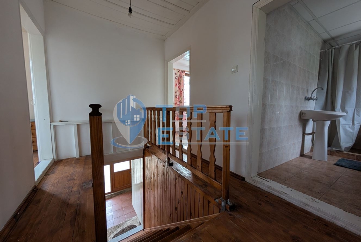 Двуетажна къща с голям двор и кладенец в село Ресен - 0