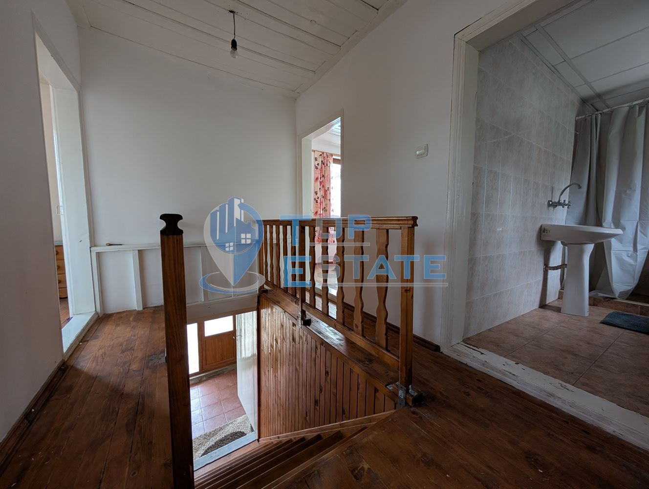 Двуетажна къща с голям двор и кладенец в село Ресен - 0