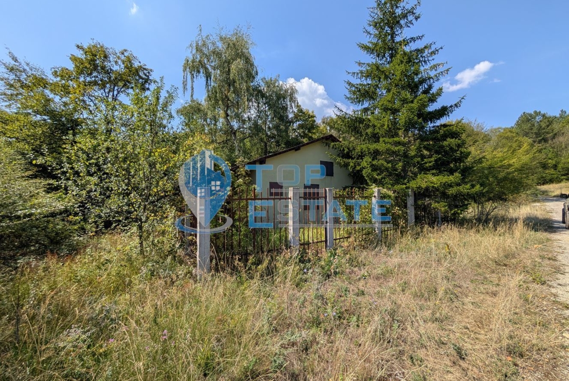 Едноетажна къща в централната част на Стара планина, в землището на село Станчов хан - 0
