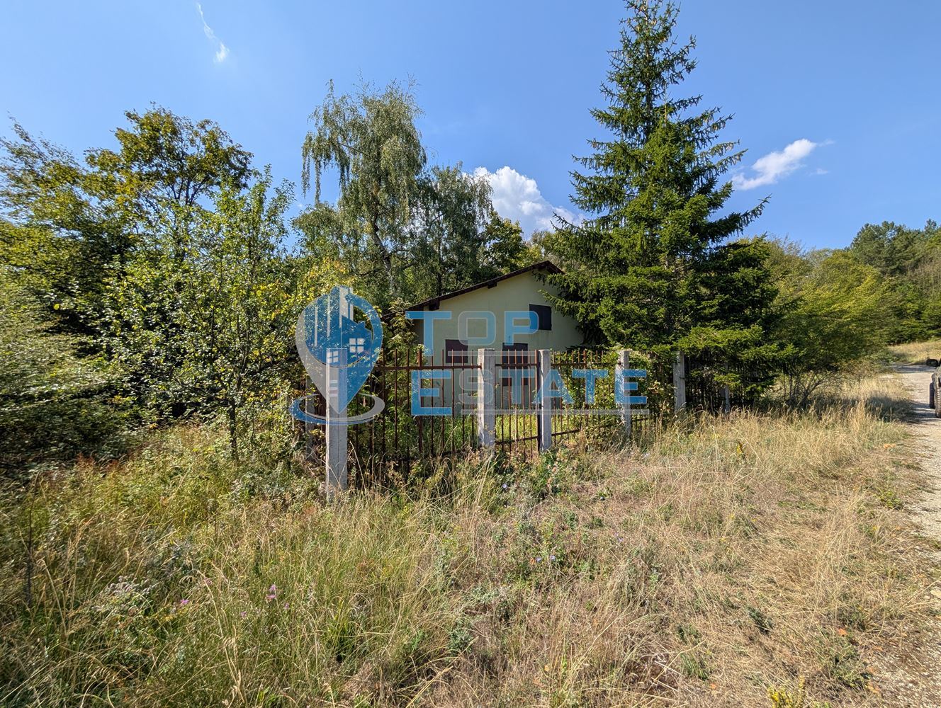 Едноетажна къща в централната част на Стара планина, в землището на село Станчов хан - 0