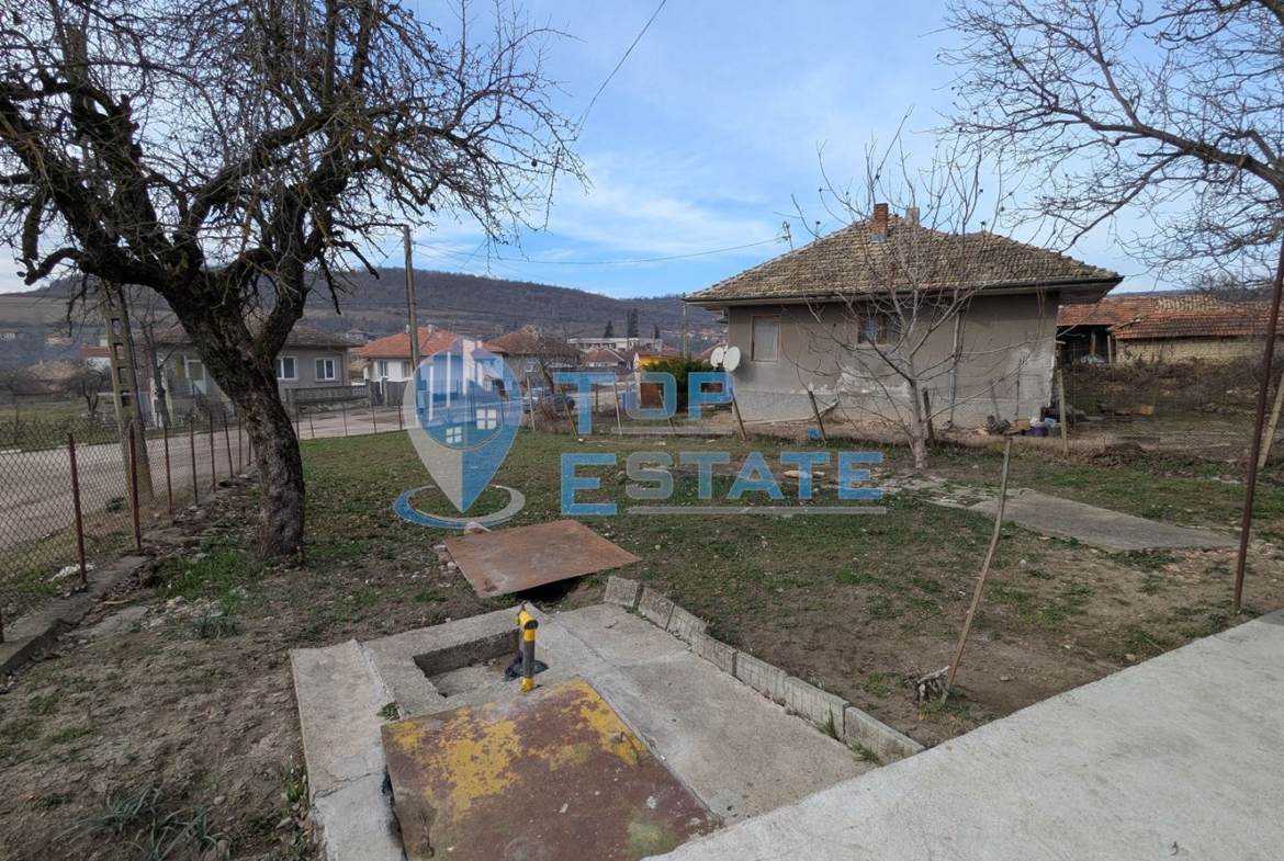 Ремонтирана масивна къща с голям и поддържан двор в село Асеново, община Стражица, област Велико Търново - 0