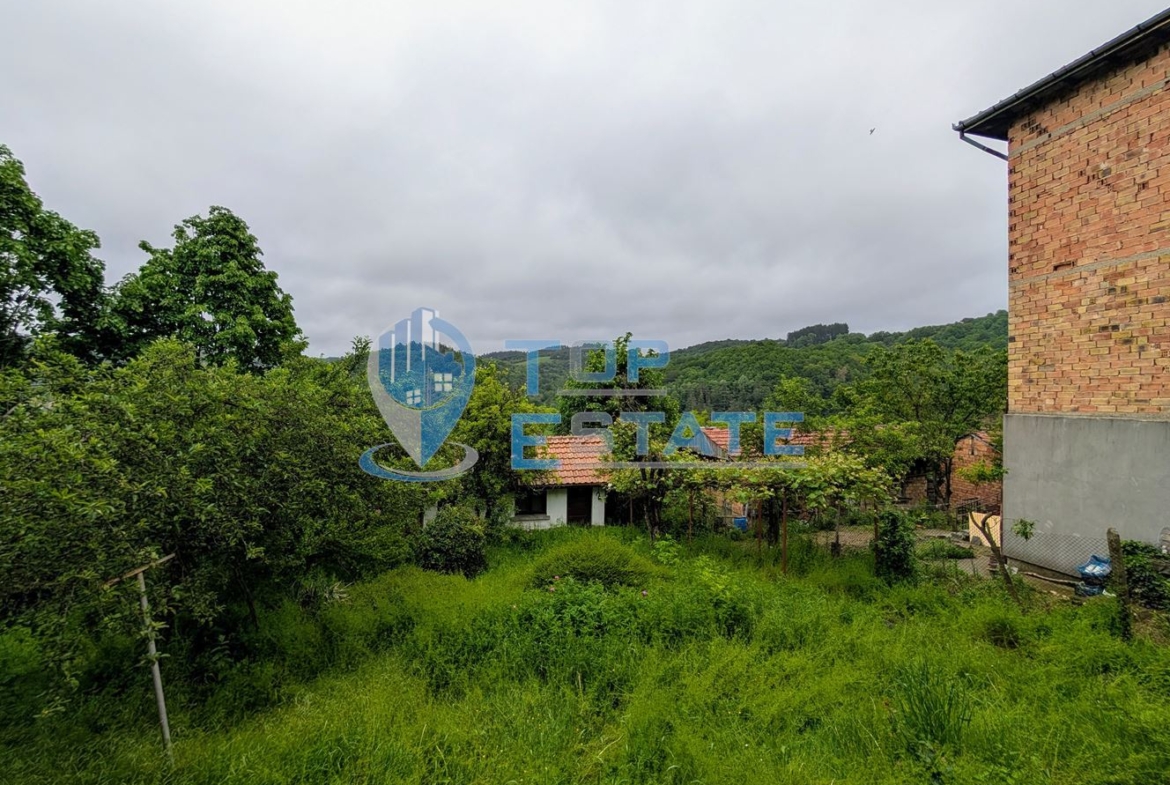 Двуетажна тухлена къща с панорамна гледка в град Плачковци - 0