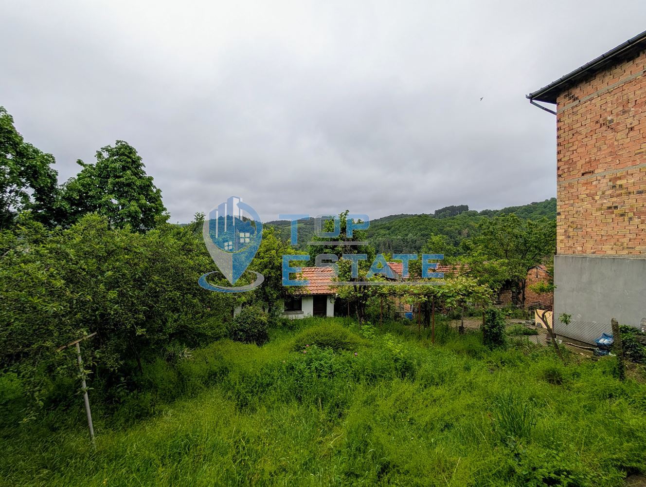 Двуетажна тухлена къща с панорамна гледка в град Плачковци - 0