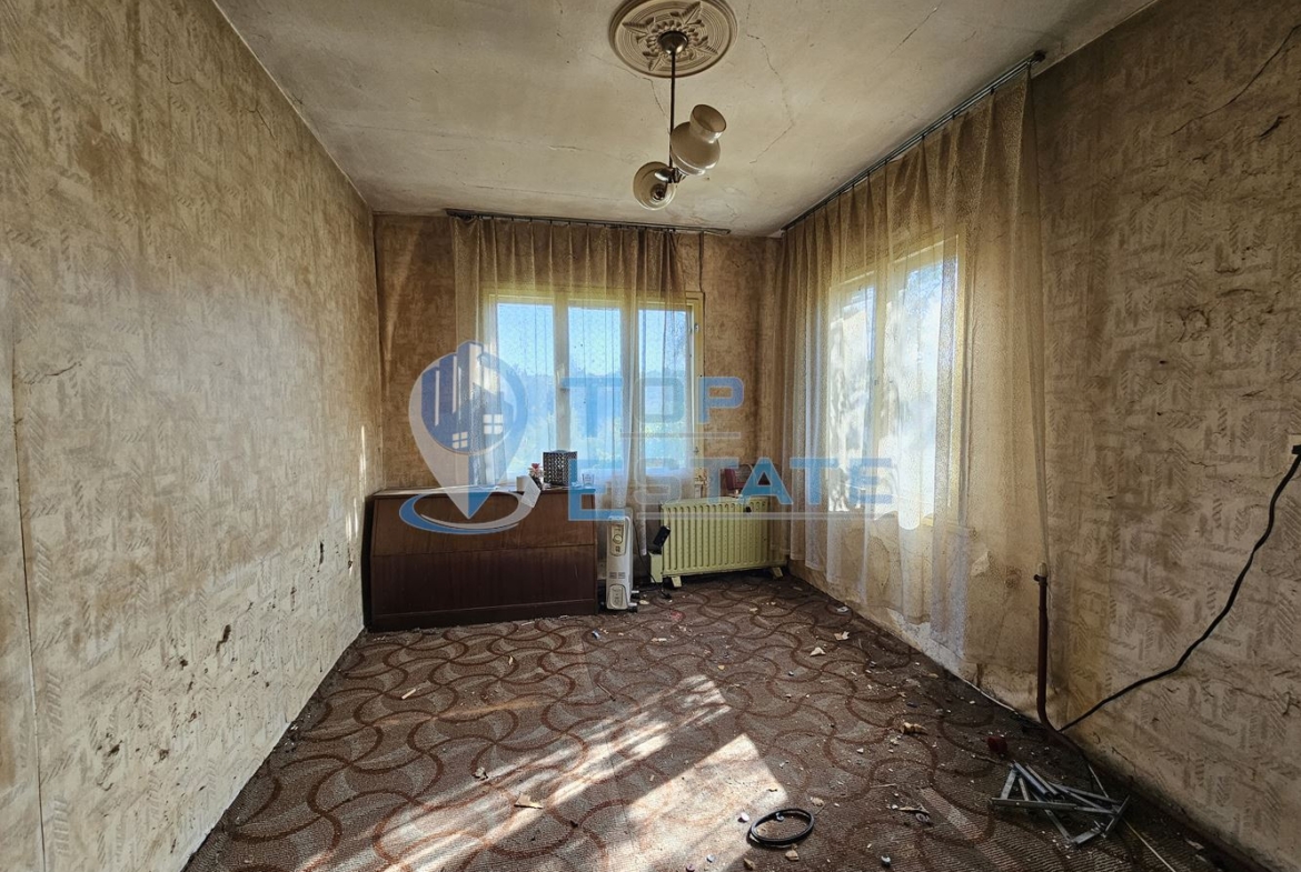 Тухлена къща с вътрешна тоалетна, гараж и голям двор в село Българско сливово, област В. Търново - 0