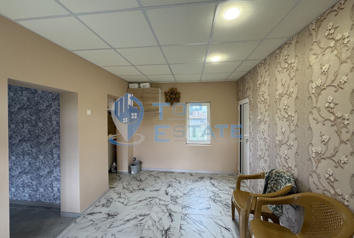 Къща с кладенец и допълнителна постройка в село Пчелище, област Велико Търново - 0