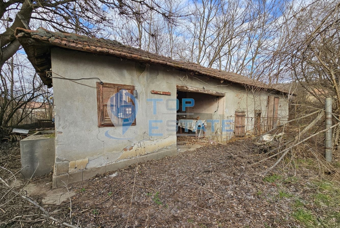 Тухлена къща с вътрешна тоалетна и голям двор в село Драгомирово, община Свищов - 0