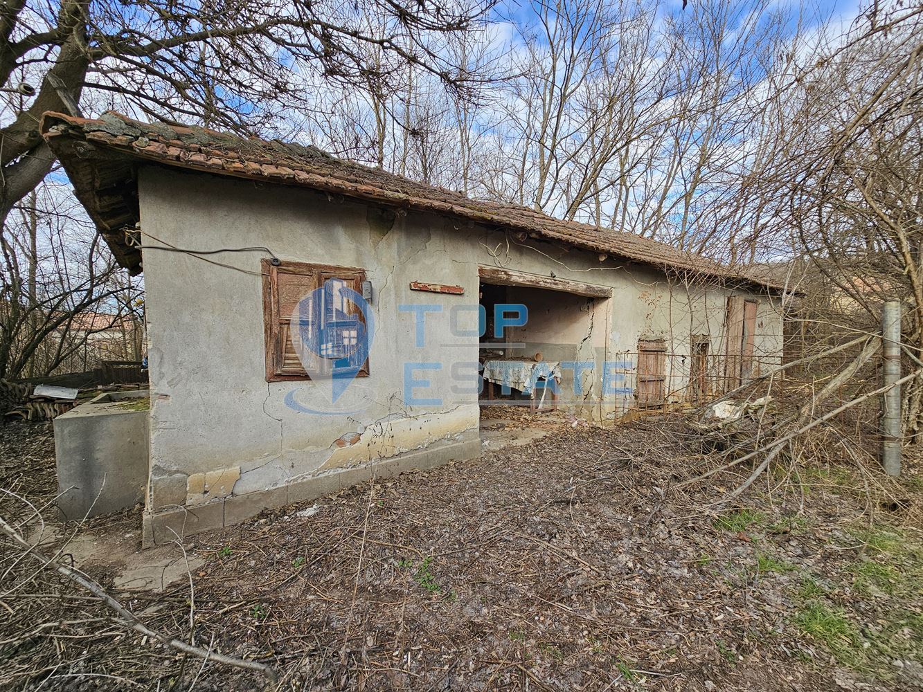 Тухлена къща с вътрешна тоалетна и голям двор в село Драгомирово, община Свищов - 0