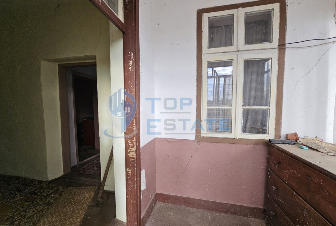 Тухлена къща с вътрешна тоалетна и голям двор в село Драгомирово, община Свищов - 0