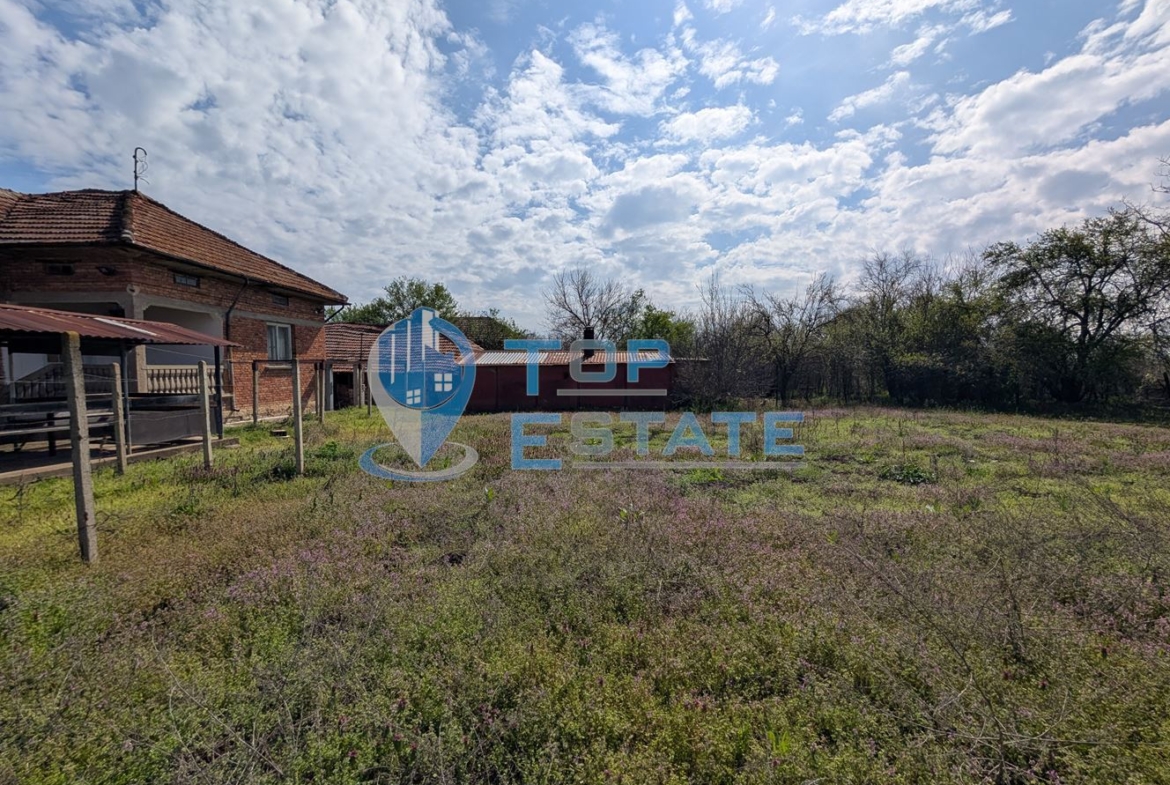 Едноетажна тухлена къща с гараж в село Павел - 0