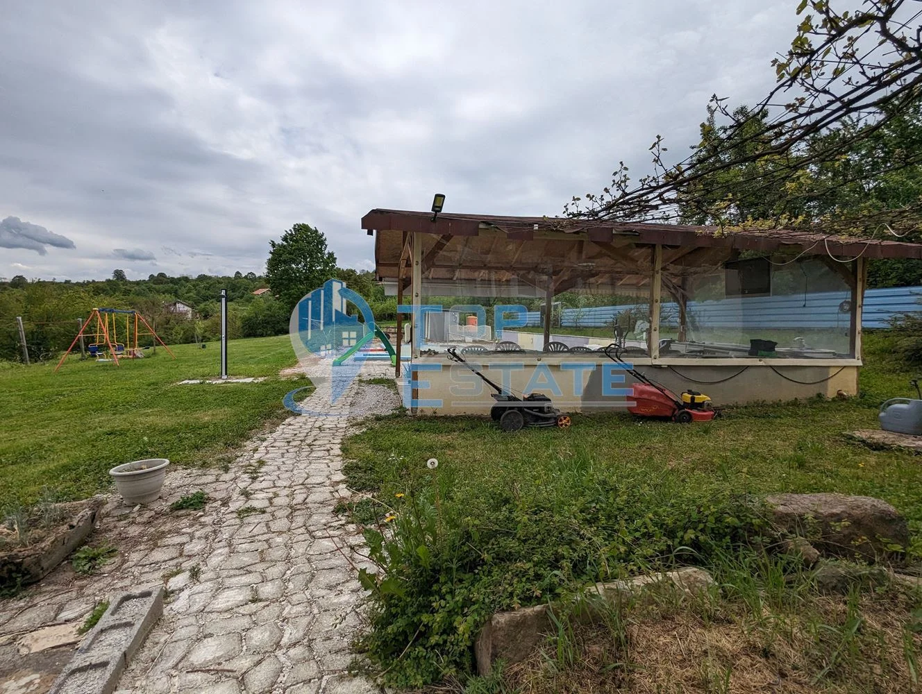 Две къщи за гости в голям двор с басейн и панорамна гледка в село Войнежа - 0