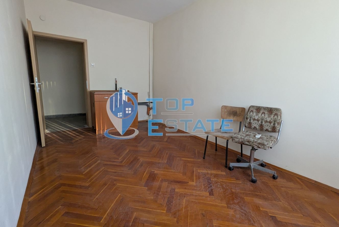 Поещения под наем в административна сграда на центъра в град Горна Оряховица, област Велико Търново - 0