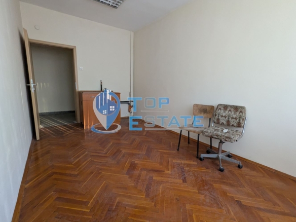 Поещения под наем в административна сграда на центъра в град Горна Оряховица, област Велико Търново - 0