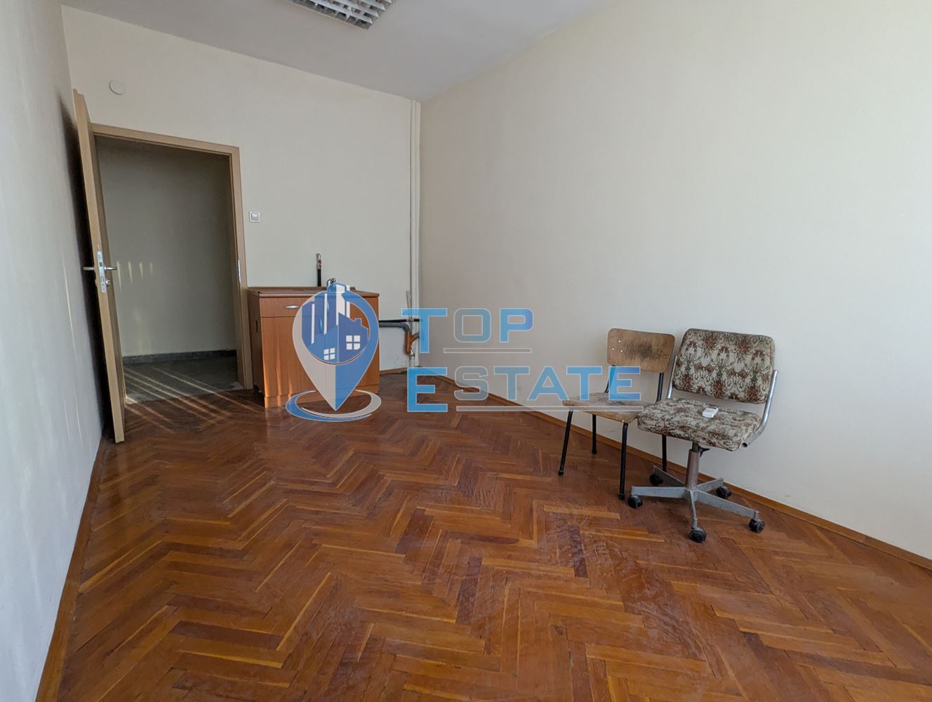 Поещения под наем в административна сграда на центъра в град Горна Оряховица, област Велико Търново - 0