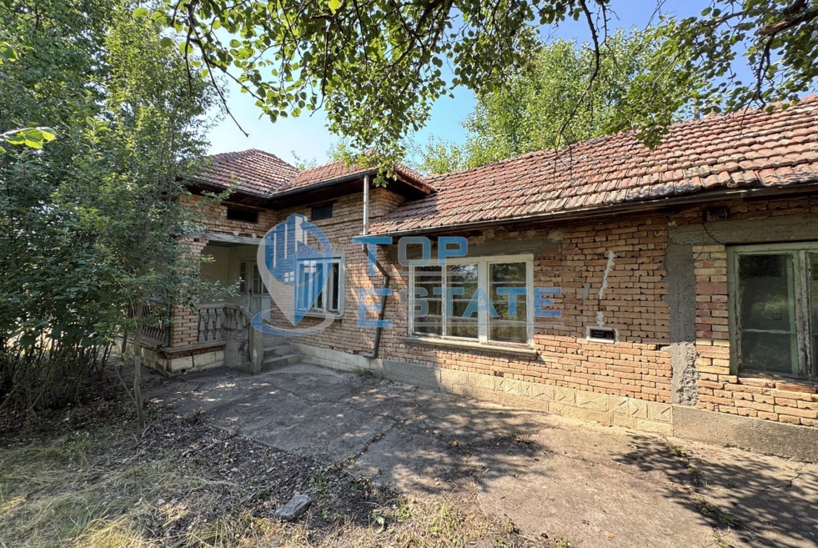 Тухлена къща с кладенец и голям двор в село Павел, област Велико Търново - 0