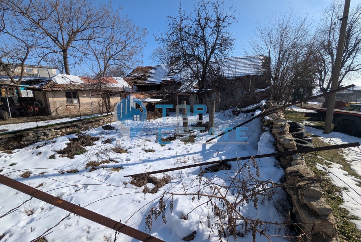 Двуетажна тухлена къща в близост до центъра на град Борово, област Габрово - 0