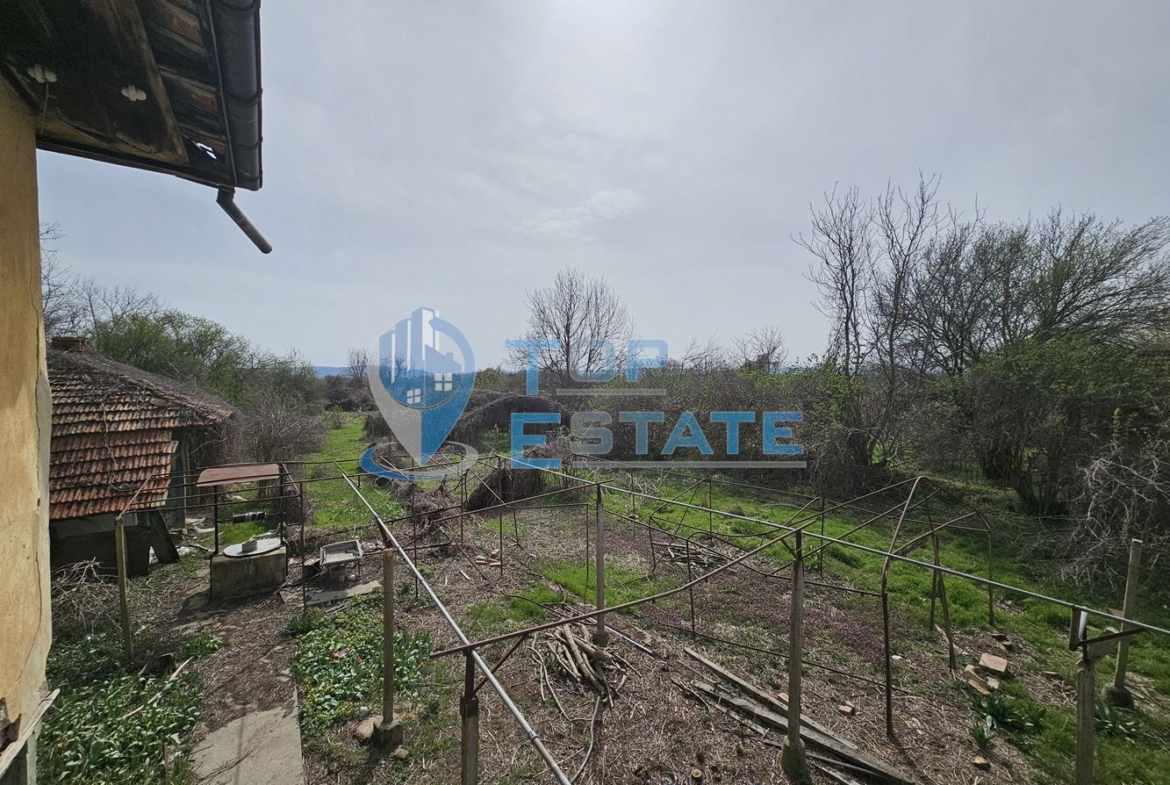 Двуетажна къща с голям двор в село Върбица, област Велико Търново - 0