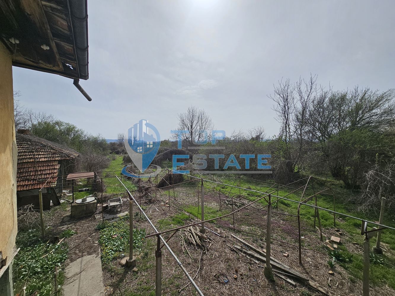 Двуетажна къща с голям двор в село Върбица, област Велико Търново - 0