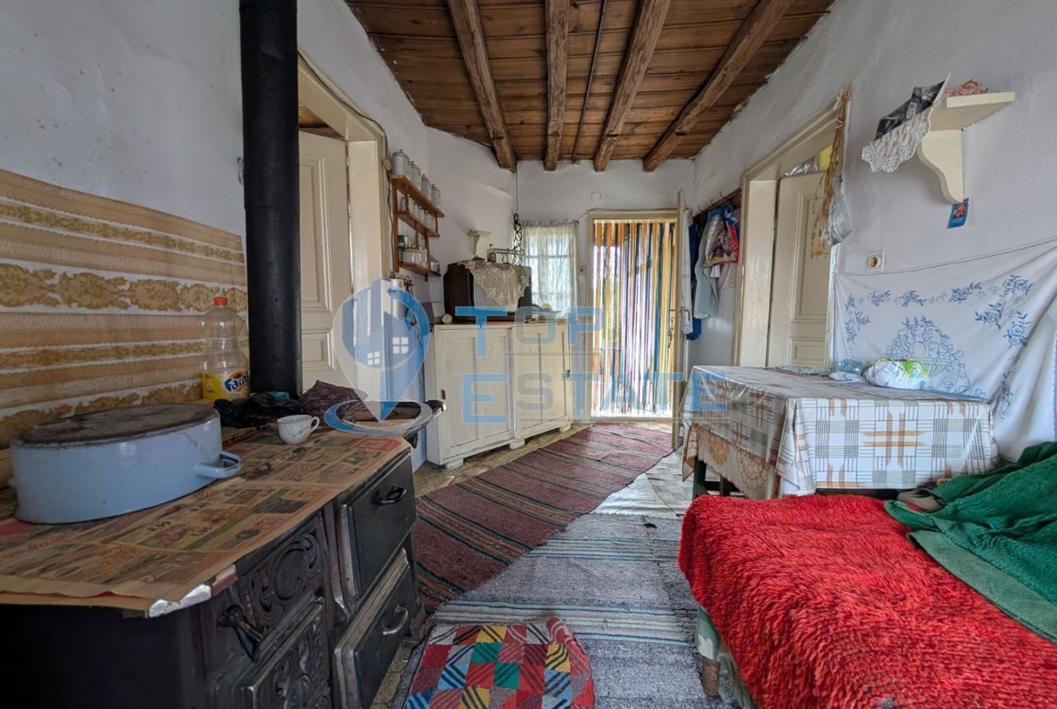 Двуетажна старинна къща с кладенец в село Малки Вършец - 0