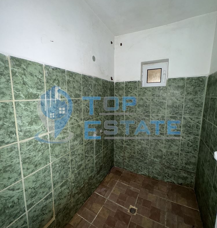 Тухлена къща с кладенец и стопански постройки в село Драганово, област Велико Търново - 0