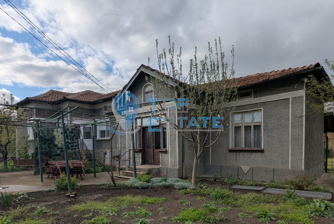 Просторна едноетажна тухлена къща в квартал Калтинец, град Горна Оряховица, област Велико Търново - 0