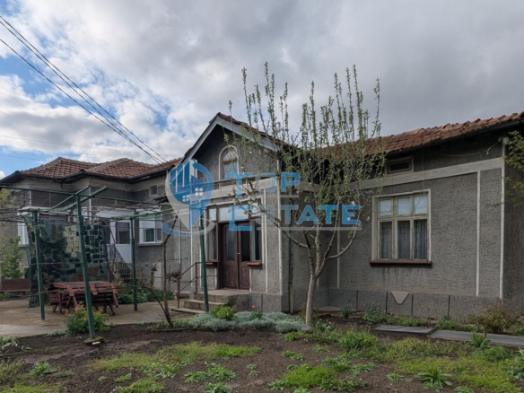 Просторна едноетажна тухлена къща в квартал Калтинец, град Горна Оряховица, област Велико Търново - 0