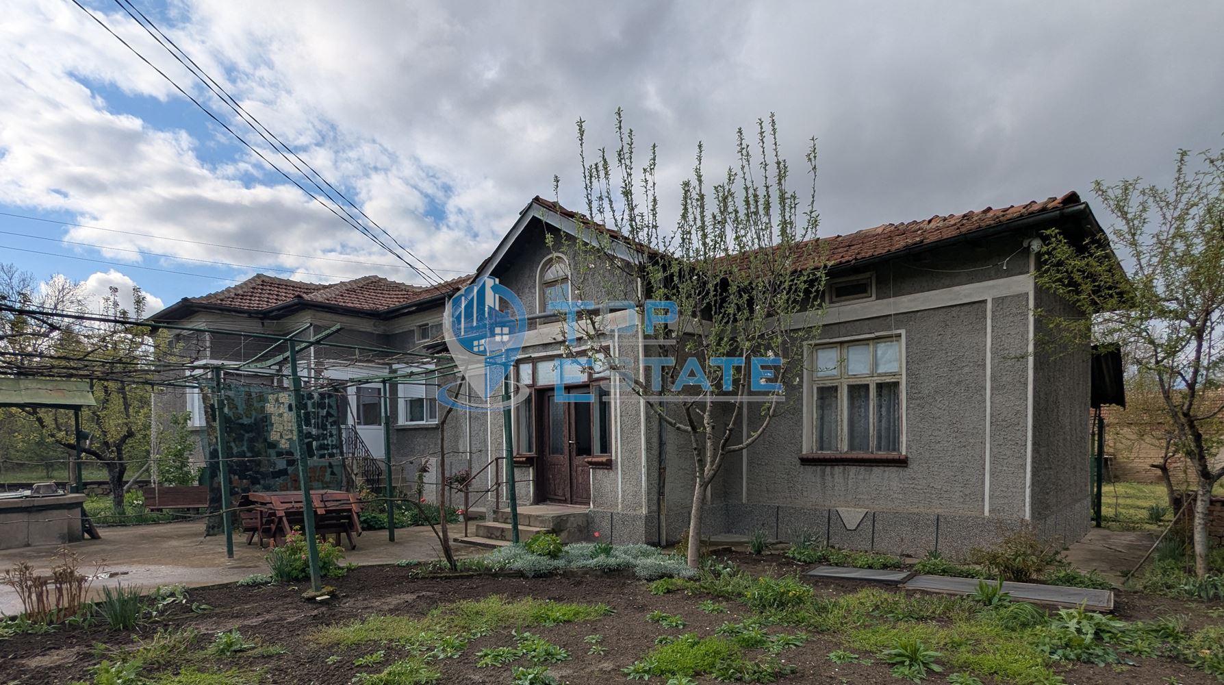 Просторна едноетажна тухлена къща в квартал Калтинец, град Горна Оряховица, област Велико Търново - 0