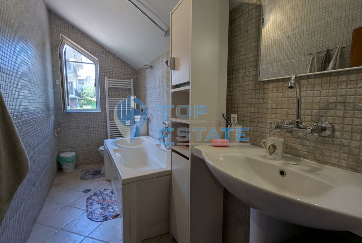 Масивна триетажна къща със сауна и басейн в близост до центъра на град Горна Оряховица, област Велико Търново - 0