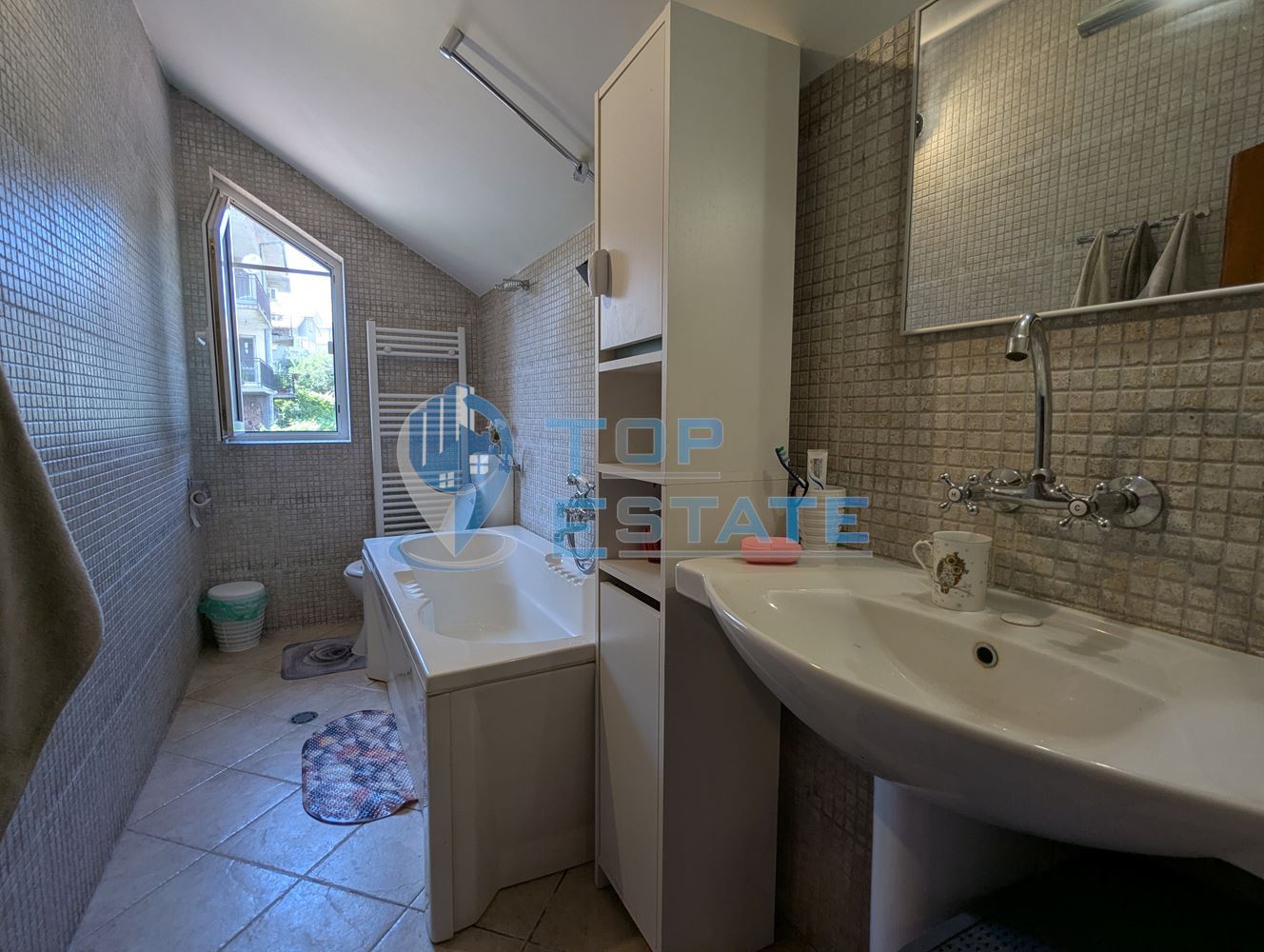 Масивна триетажна къща със сауна и басейн в близост до центъра на град Горна Оряховица, област Велико Търново - 0