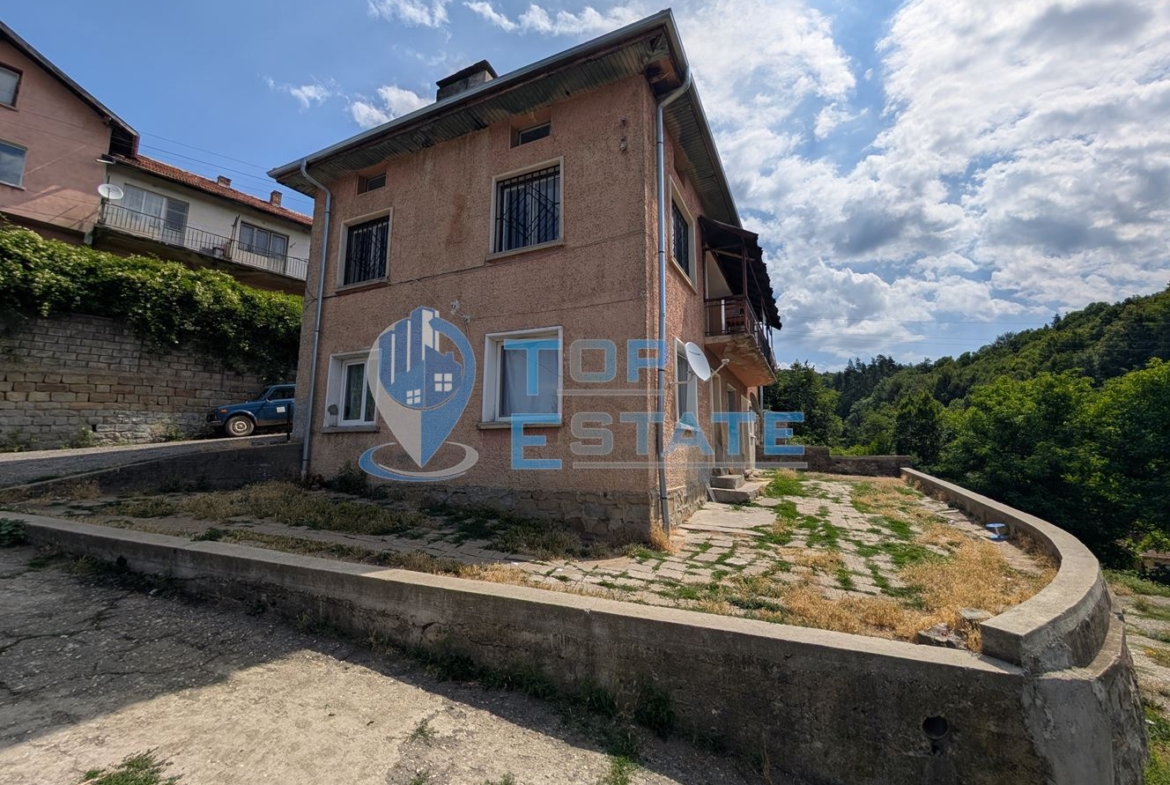 Двуетажна масивна къща с панорама в центъра на град Плачковци - 0