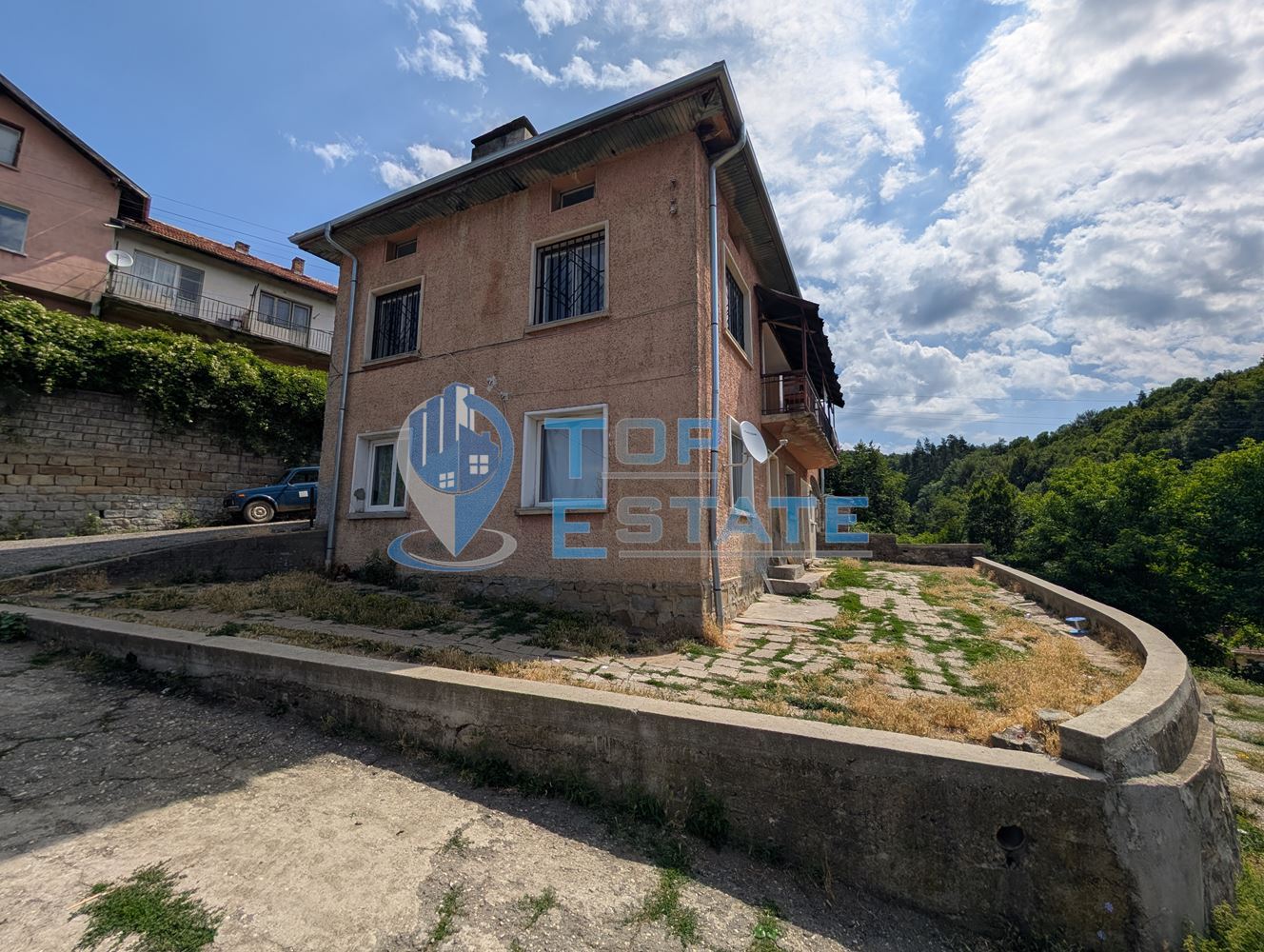 Двуетажна масивна къща с панорама в центъра на град Плачковци - 0