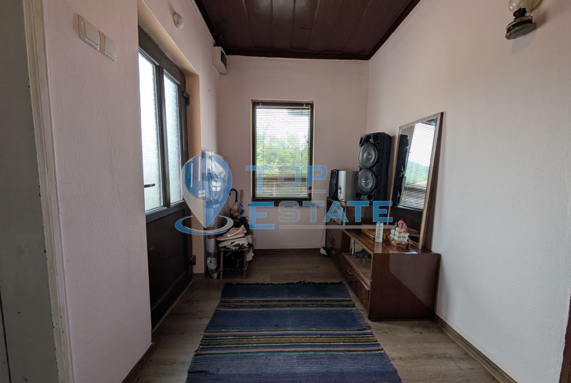 Едноетажна реновирана къща с голям двор в село Сливовица - 0