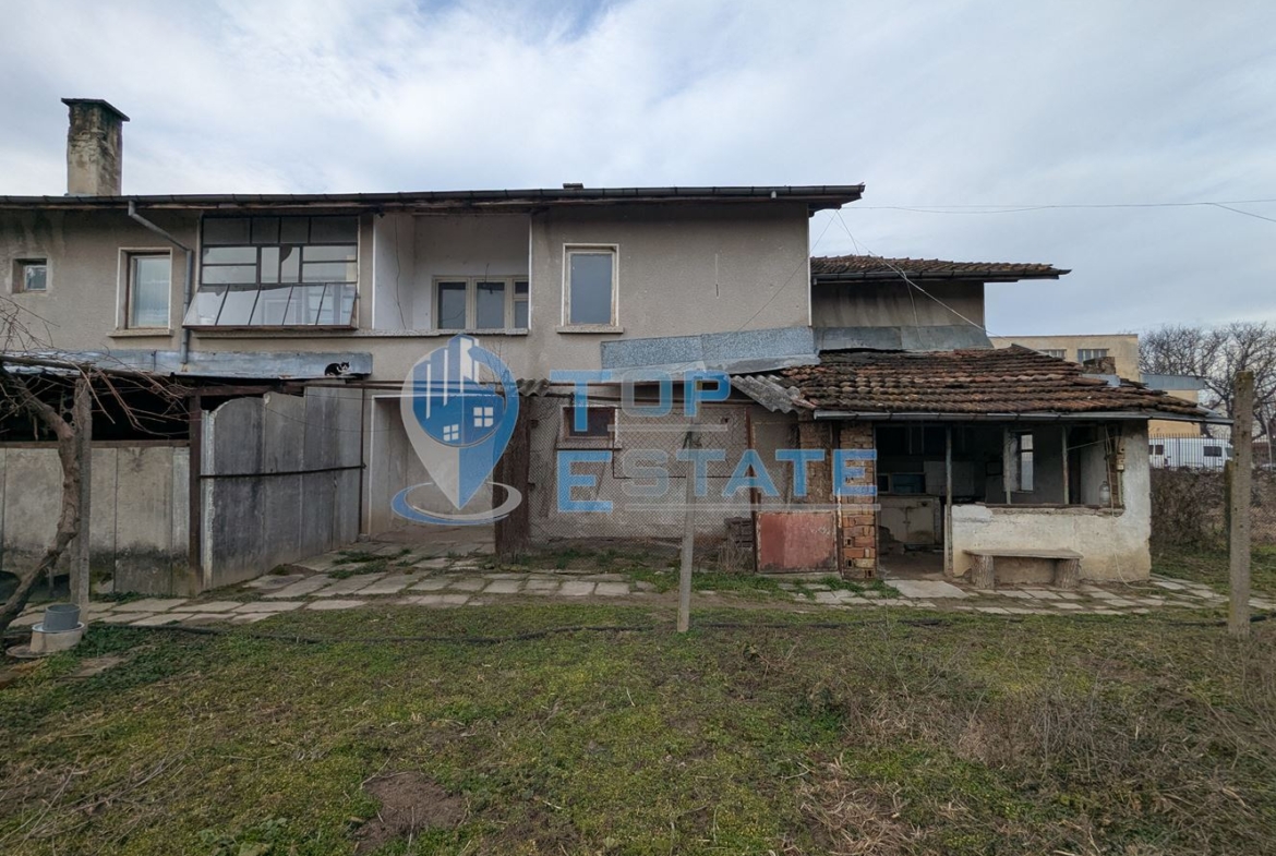 Двуетажна масивна къща в град Стражица, област Велико Търново - 0