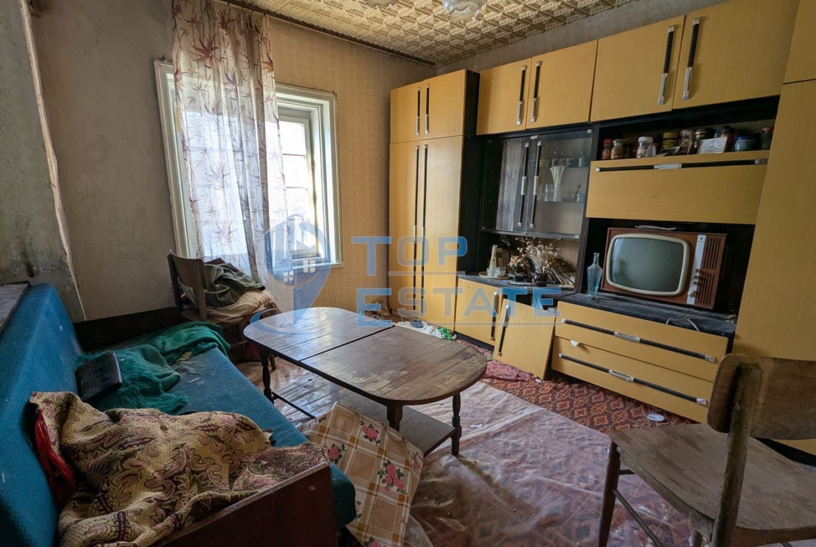 Двуетажна тухлена къща с голям двор в село Копривец, област Русе - 0