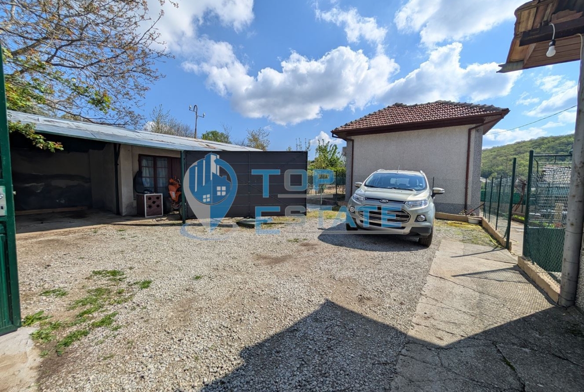 Двуетажна реновирана къща с красива панорама в село Вишовград - 0