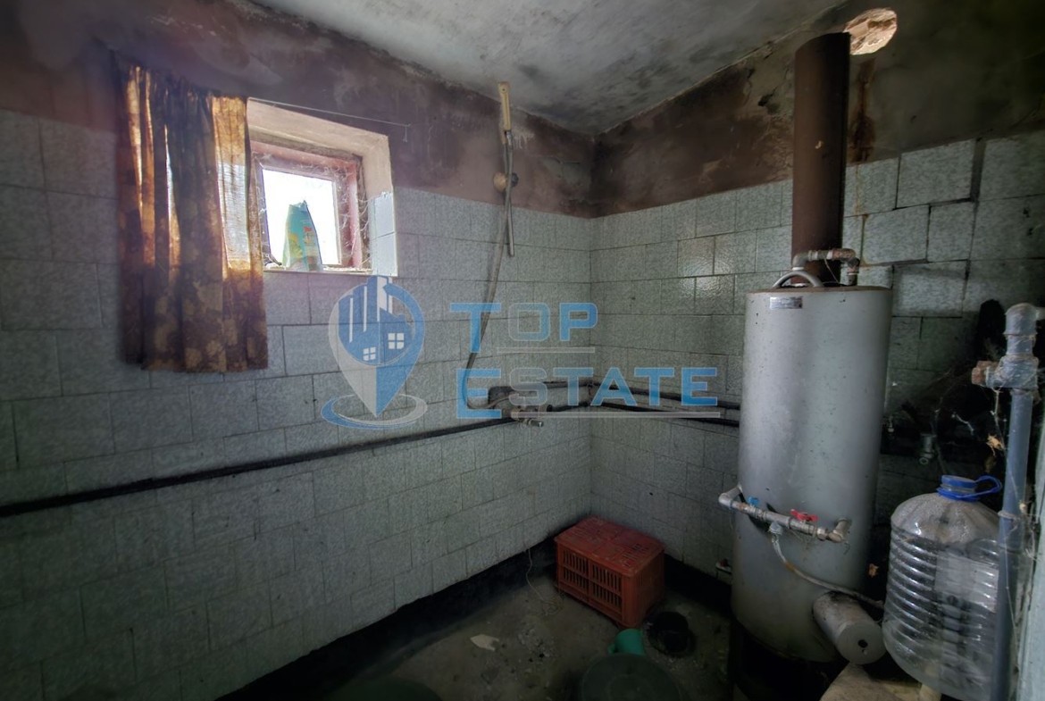 Тухлена къща с вътрешна тоалетна и голям двор в село Драгомирово, община Свищов - 0