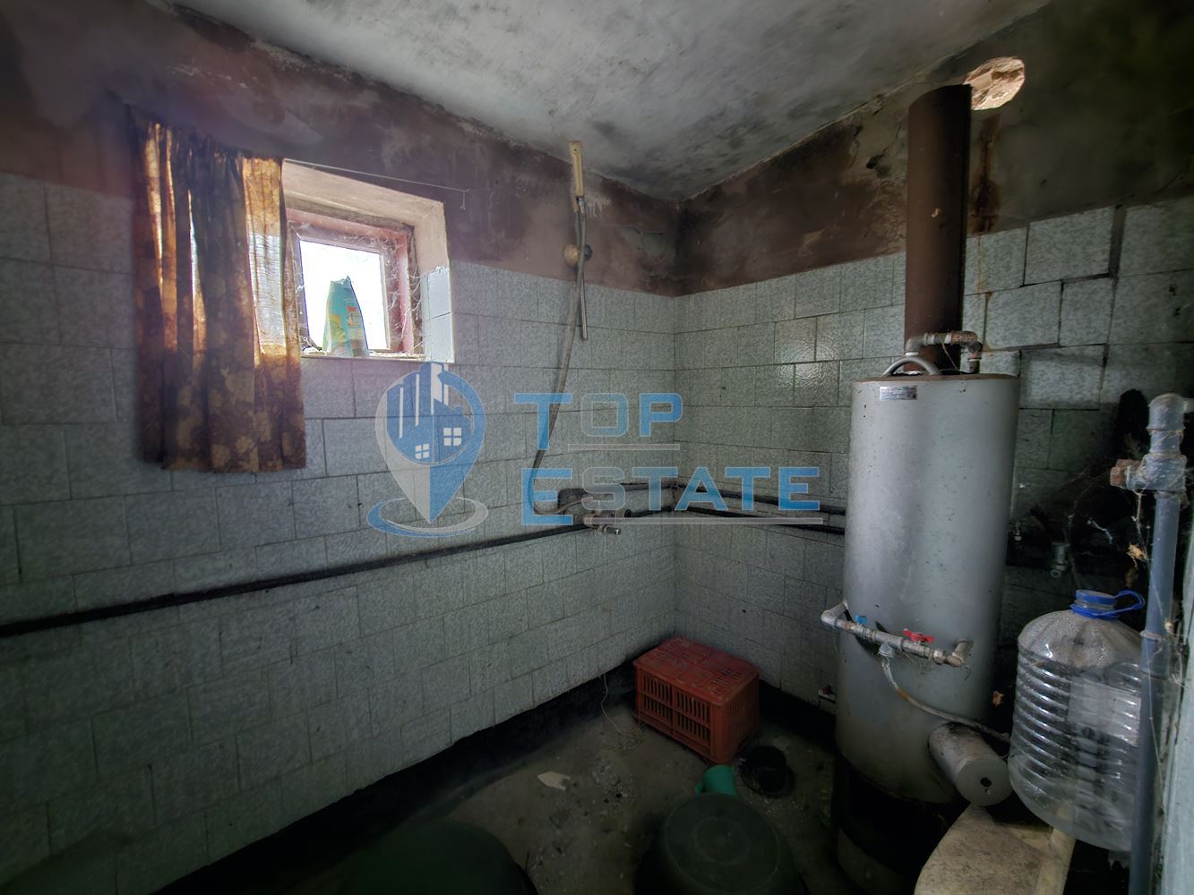 Тухлена къща с вътрешна тоалетна и голям двор в село Драгомирово, община Свищов - 0