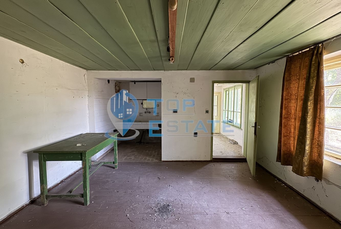 Тухлена къща с кладенец и голям двор в село Павел, област Велико Търново - 0