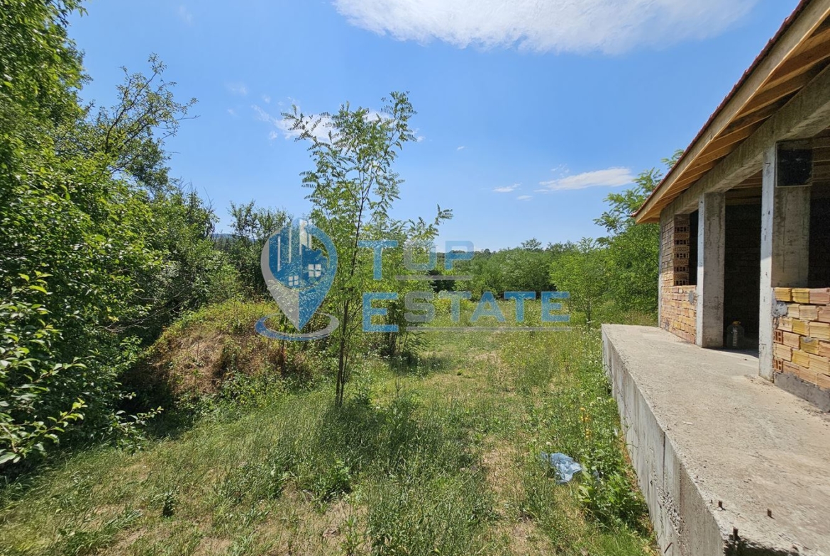 Голям панорамен парцел с къща на груб строеж със завършен покрив в село Славейково, област Габрово - 0