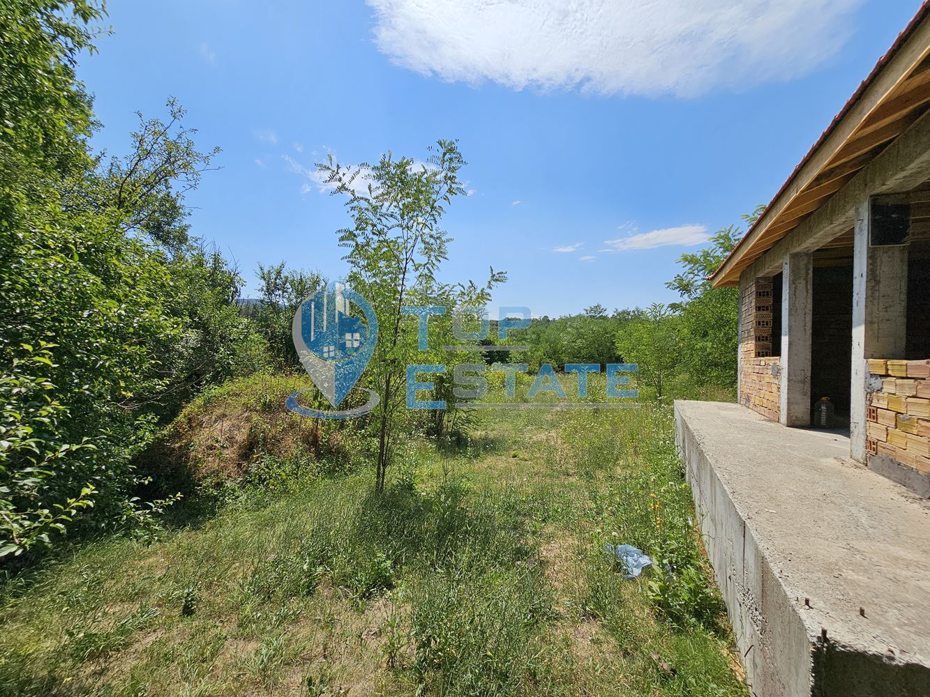 Голям панорамен парцел с къща на груб строеж със завършен покрив в село Славейково, област Габрово-0 Голям панорамен парцел с къща на груб строеж със завършен покрив в село Славейково, област Габрово - 0