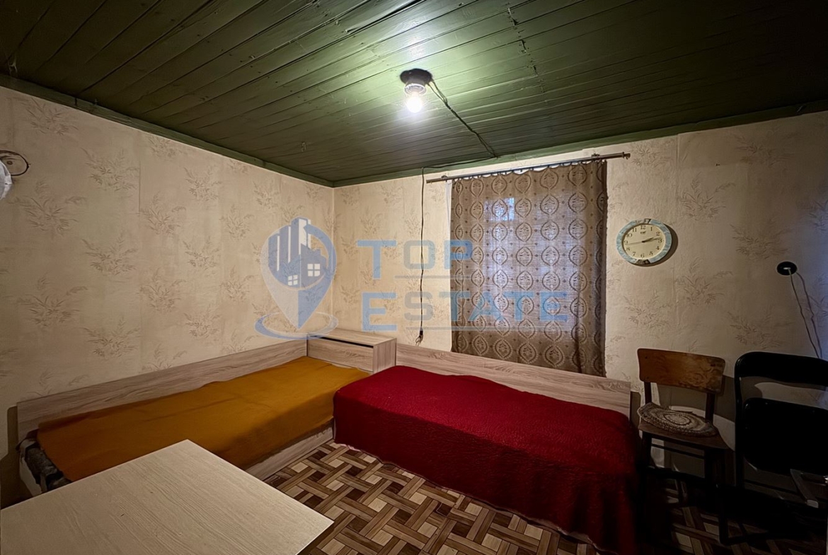 Двуетажна къща с кладенец и голям двор в село Ресен, област Велико Търново - 0