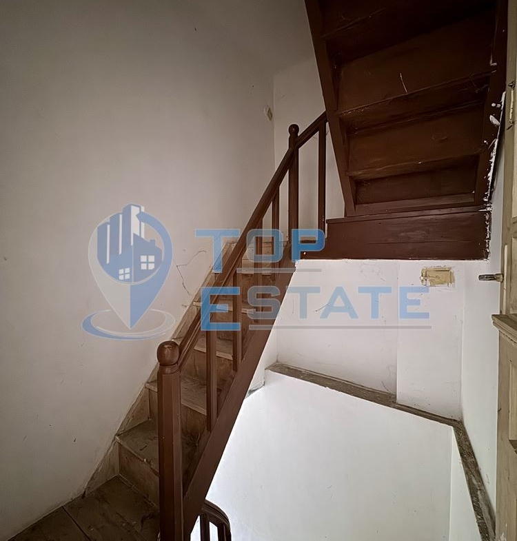 Голяма двуетажна тухлена къща в село Янтра, област Габрово. - 0