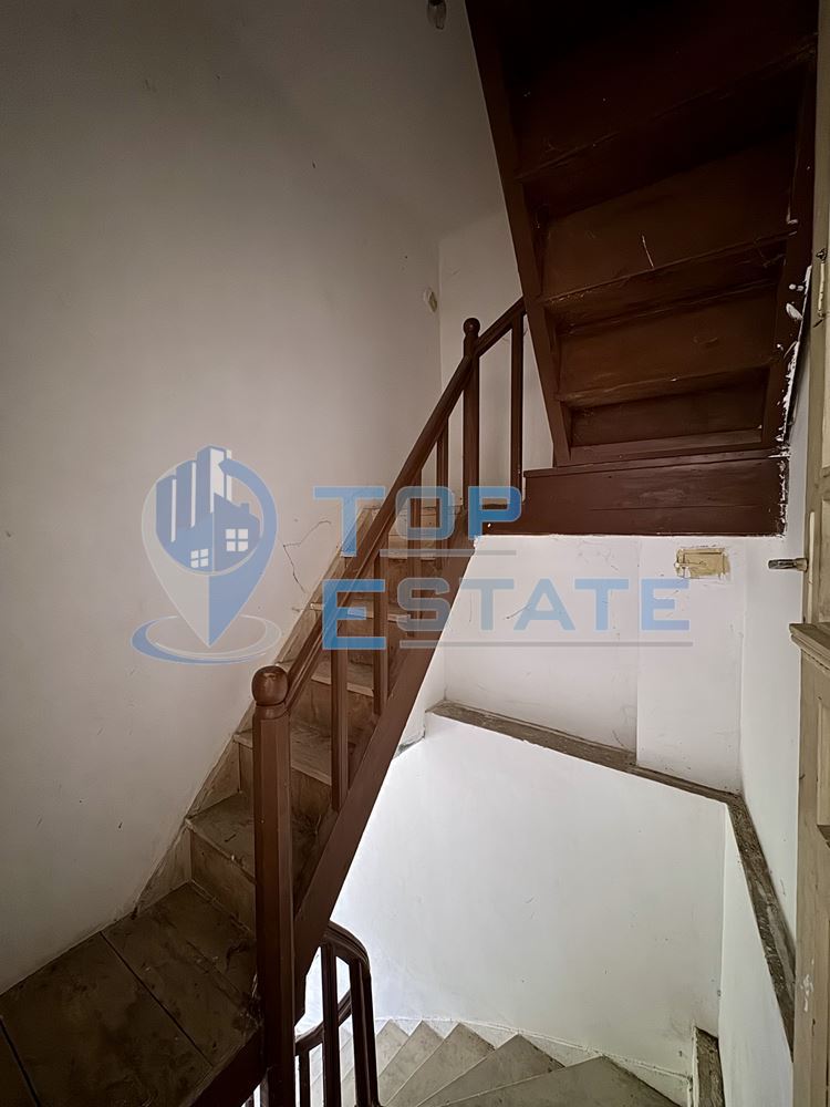 Голяма двуетажна тухлена къща в село Янтра, област Габрово. - 0