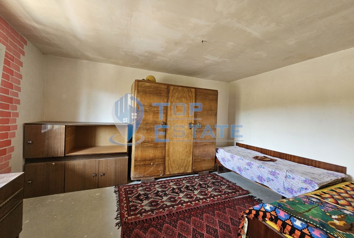 Реновирана къща с голям двор и гараж в село Самоводене - 0