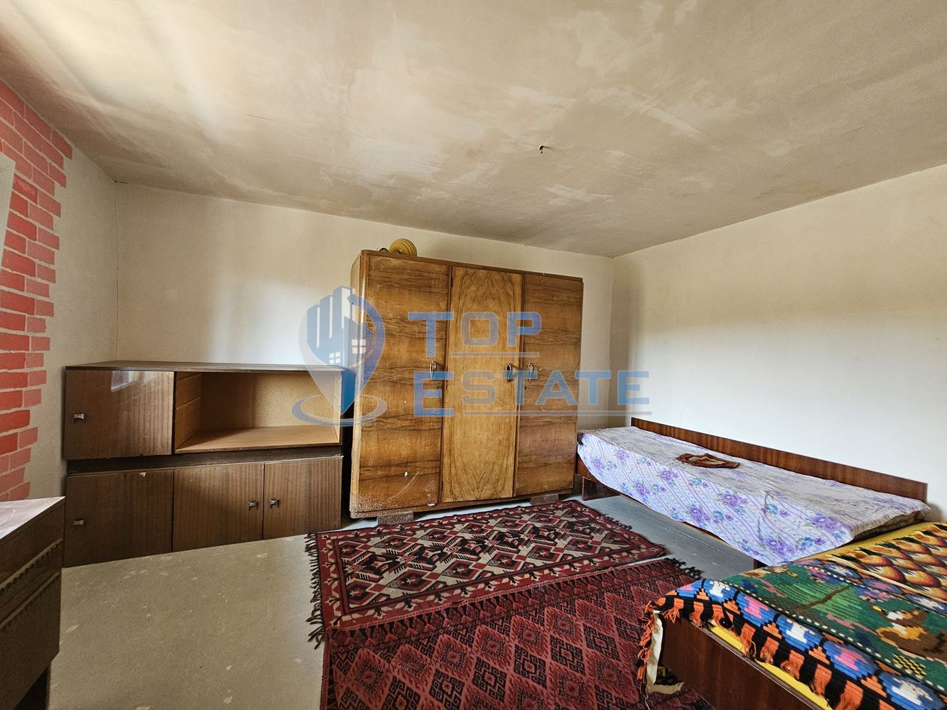 Реновирана къща с голям двор и гараж в село Самоводене - 0